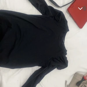 Puffärmar shirt - Knappt använd och passar både L, M och S. Sitter fint. Ser ny ut. Kom inte t användning för ändrade stil 