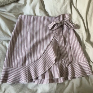 Rosa volangkjol 💘 - En rosa randig volangkjol i storlek s, man kan dra åt när man knyter så funkar till xs också. Jättebra skick men kommer tyvärr inte till användning. 💘