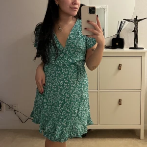 Omlottklänning - Superfin grön omlottklänning! Perfekt till sommaren för alla tillfällen