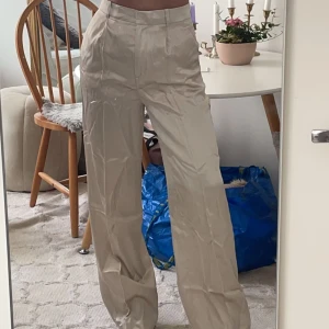 Skimriga byxor från Zara - Jättesnygga skimriga byxor från Zara! Nypris 559, prislappen sitter kvar💗 så snygga till alla festligheter i sommar! Jag är 1.62 så säljer för att dom är för långa för mig😩