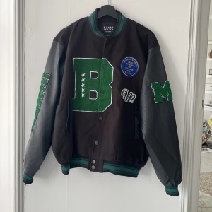 College jacka - Jackan är i nyskick och aldrig använd och säljs pga det. Jackan är i stl. M men är oversized. Är du intresserad hör gärna av dig för fler bilder😊