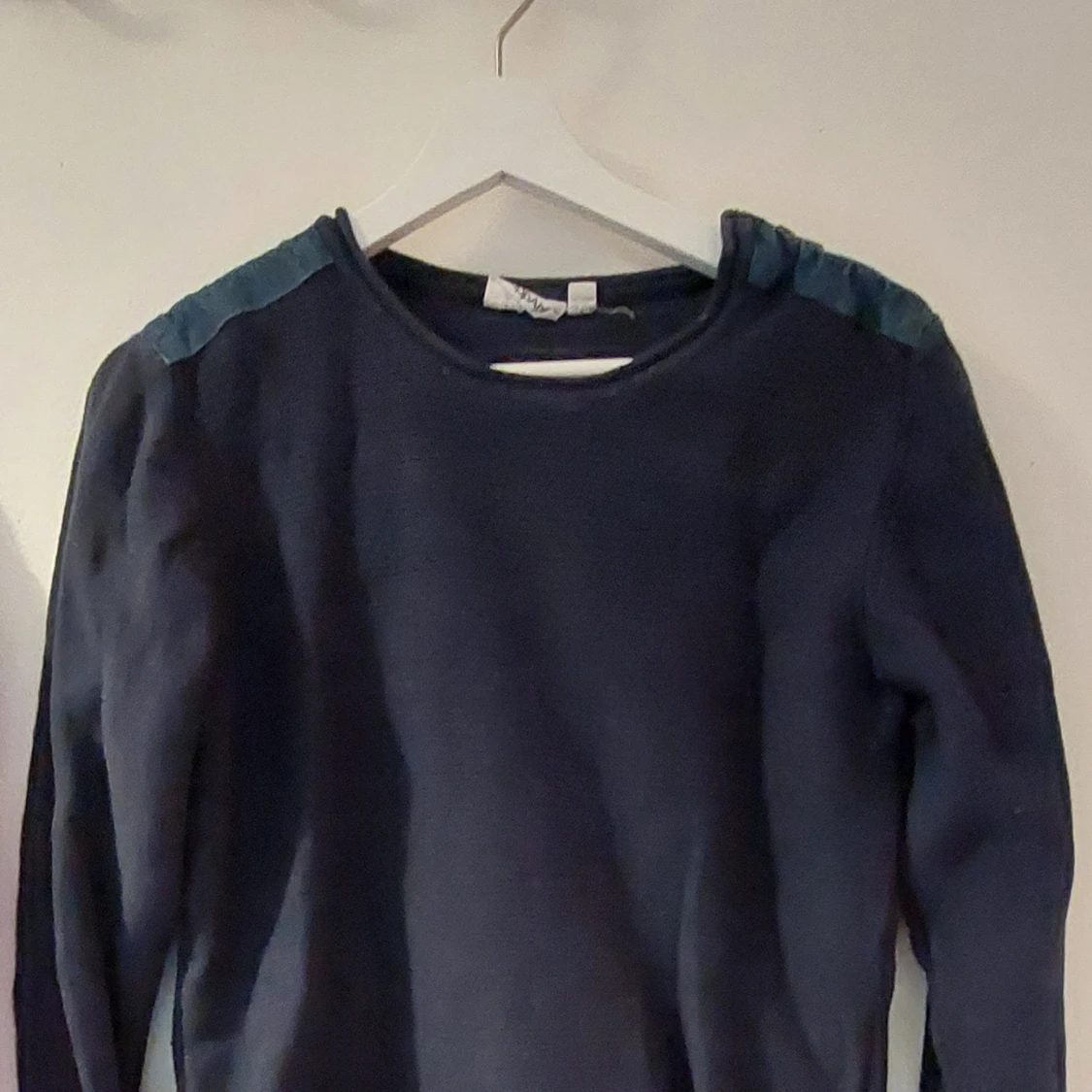 Långärmad mörkblå tröja