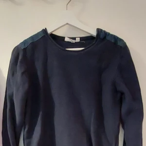 Långärmad mörkblå tröja - Långärmad lite tjockare tröja, mörkblå med detaljer på axlarna. 