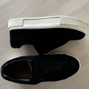 Eytys - Eytys i storlek 38, använd vid fåtal tillfällen.  Nypris- 2000kr  Säljer för 1300kr Priset kan diskuteras (köparen står för frakt)