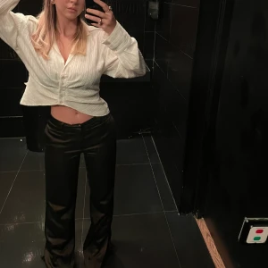 Säljer dessa sjukt snygga bruna kostymbyxor från zara, dom är lite för långa för mig och har därav lite slitningar längst ner🤎  - Säljer dessa sjukt snygga glansiga konstymbyxor  från zara, dom är lite för långa för mig som är 162cm och har därav lite slitningar längst ner🤎