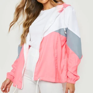 Vindjacka till festival  - Jacka som köpts för 399kr på jfr i syfte för festival, funkar som en vindjacka i praktisk syfte. Använd enbart en eller två gånger, hund finns i hemmet.