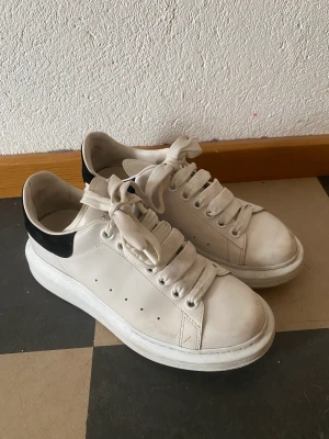 Alexander McQueen Sneakers - Köpta på Vestiare för ett år sedan för ca 4500kr. Har inte kommit till användning. Lite smått smutsiga, allt syns på bilderna