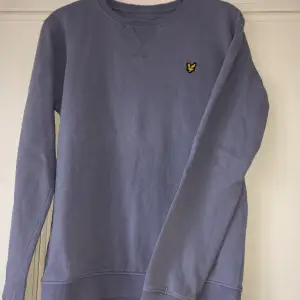 Säljer min fina Lyle & Scott sweatshirt. Bra skick. Storlek 14/15 years, storleken motsvarar ungefär Xs/S. Hör av dig vid minsta lilla fundering☺️👍