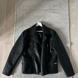 Läderjacka  - Läderjacka från New Look  Storlek M
