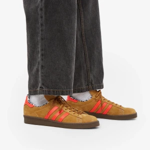 Slutsåld adidas Orginals Campus 80 x X-Large Spezial/Samba/campus/sneakers - Stl: 37,5 Skick: använd två gånger - fint skick!   adidas Originals och LA-baserade legendariska märket XLARGE går samman för att fira 30-årsjubileum. Den här gången får vi deras version av den klassiska adidas Campus 80s. Den låga skon har en ovandel i m