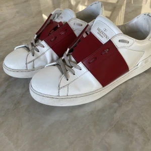 Valentino skor -  Röda Valentinos storlek 41  Box ingår 