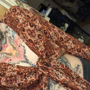 Topp med flared armar - Kan knytas på olika sätt Kan vändas och knyta på ryggen också  Aldrig använd