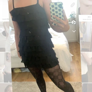 Volangklänning - Säljer denna volangklänning då den inte kommer på längre… den är i mesh och försluts med dragkedja❤️ köpt på plick 