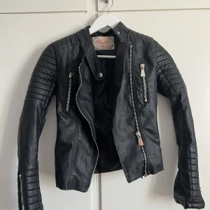 Skinnjacka  - Oanvänd 