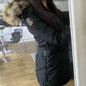 Parajumpers jacka  - Använd men fortfarande i fint skick, inga fel eller skador 