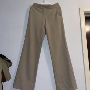 Beiga kostymbyxor  - Beiga kostymbyxor, knappt använda, mycket sköna.  St 40