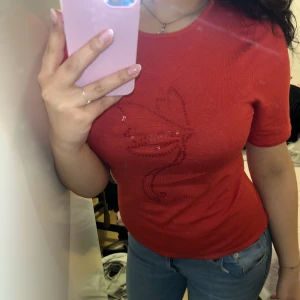 Röd Tshirt ❣️ - Säljer den här fina tshirten som är i vintage stil ❣️ i fint skick 
