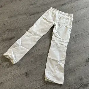 Vita Zara jeans med hål. Mid/low rise.