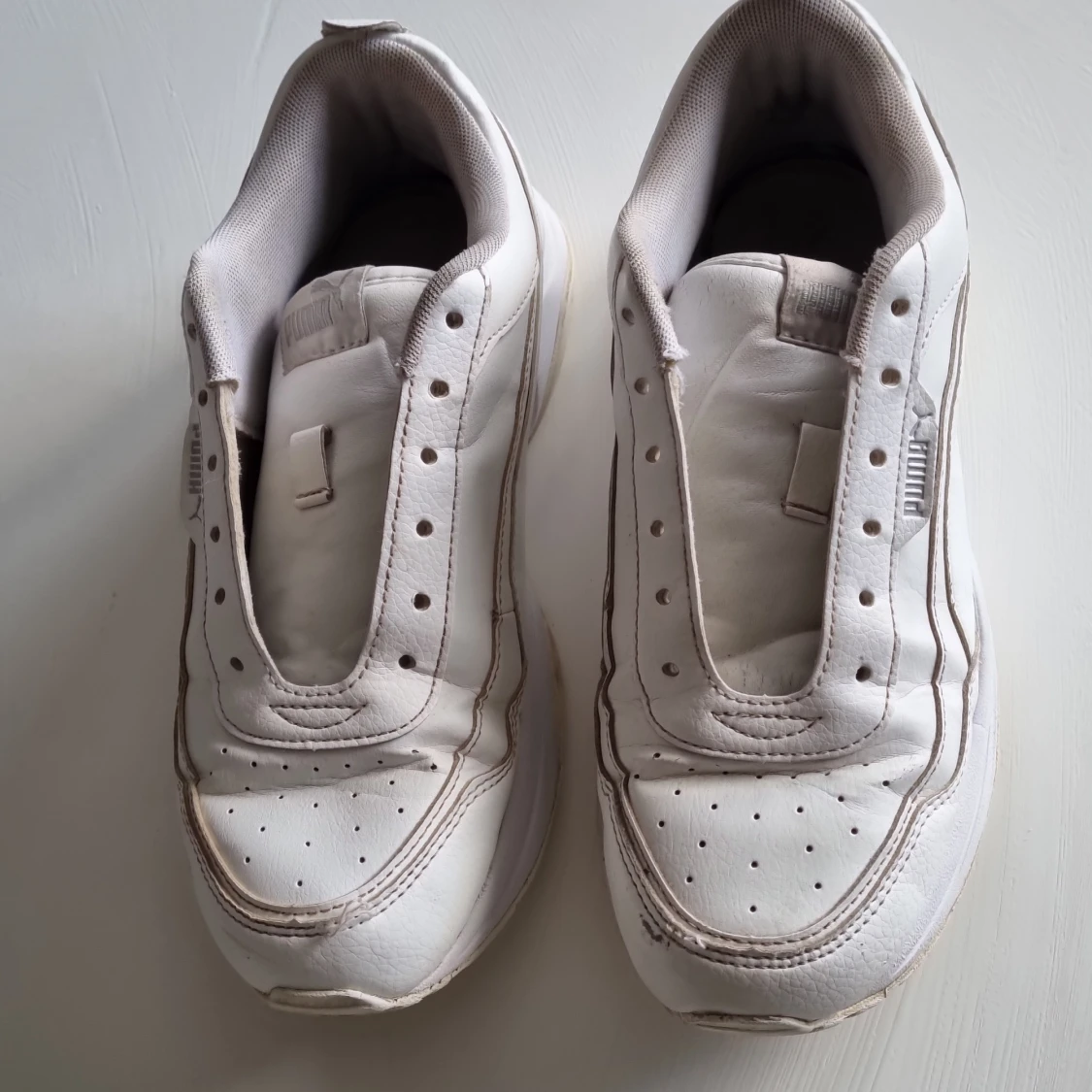 Vita sköna puma sneakers 