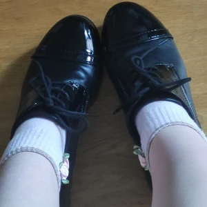 Platform skor  - Super söta platformade skor använda endast ett par gånger så det är som nya. Pris kan diskuteras 💞