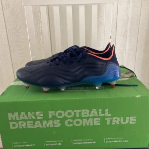 Helt oanvända Adidas Copa sense strl 43 1/3 - Nypris 2349 kr. Mitt pris- 800 kr. Skorna har grässobbar och säljs då jag helt enkelt aldrig spelar på gräs. Kommer från unisportstore, storlek 43 1/3. 