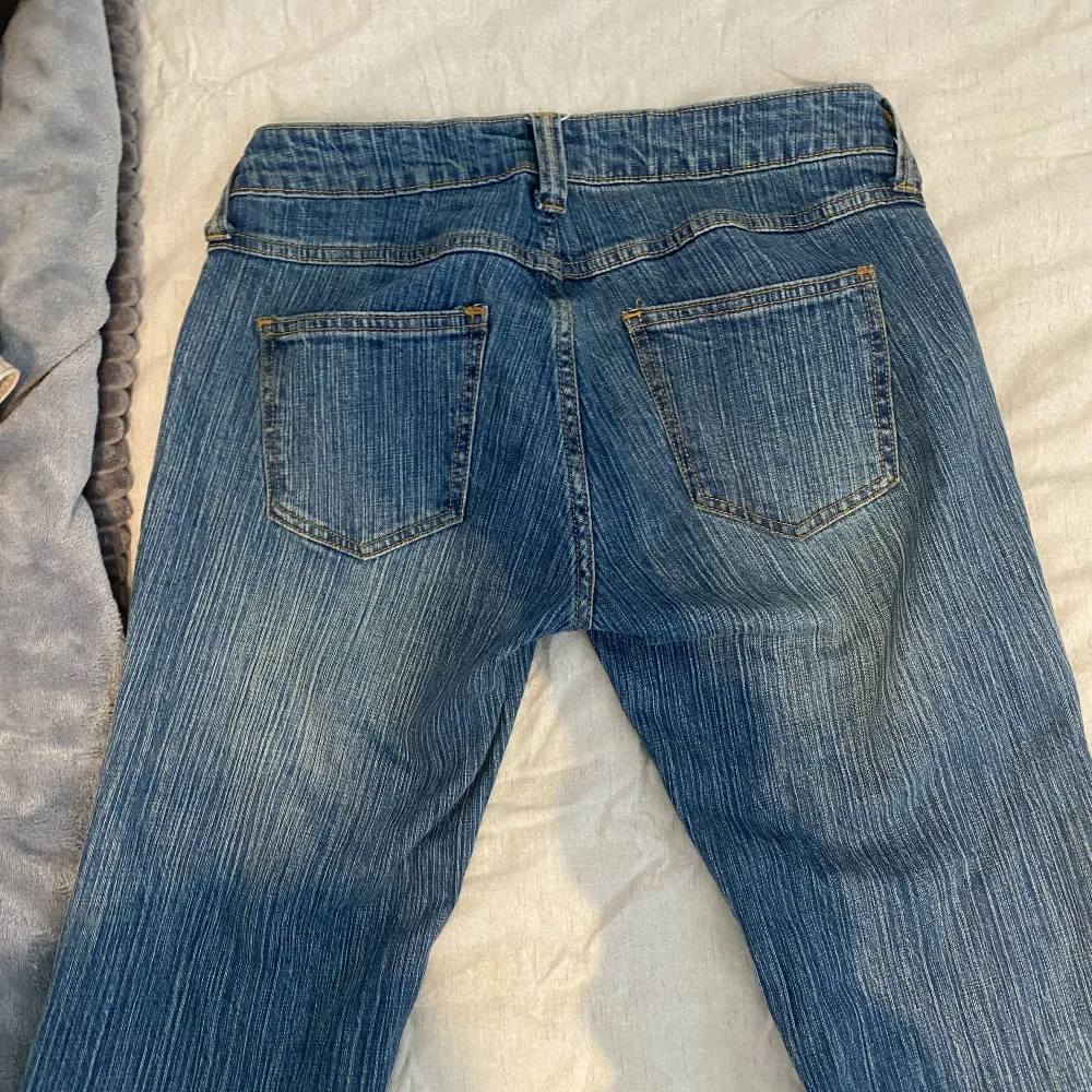 Brielle 90s Brandy Melville jeans! Knappt använda då de inte sitter som önskat på mig!! Lågmidjade och långa. . Jeans & Byxor.