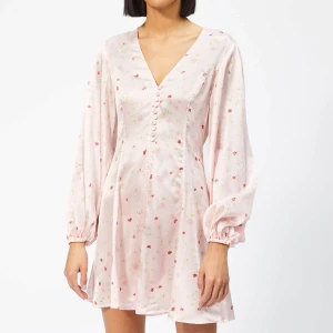 Ganni klänning - Finaste Ganni blakely klänning🤍Originalstorleken var en 38 om jag minns rätt, men den är skräddarsydd för att passa XS. Nypris ca 5000 kr