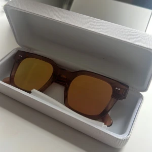 Chimi solglasögon  - Kan bytas mot ett par chimi 08 . Intressekoll på dessa coola chimi 04. De är i färgen peach och har spegelglas. Sjukt coola nu inför sommaren. Finns ej att köpa hos Chimi längre