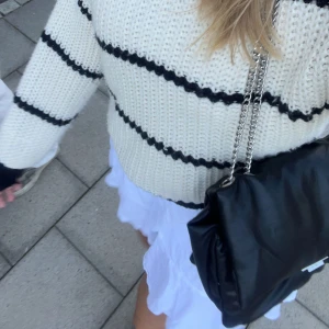 Klänning - Kort, vit klänning från Nelly. - Nypris ca 450kr.