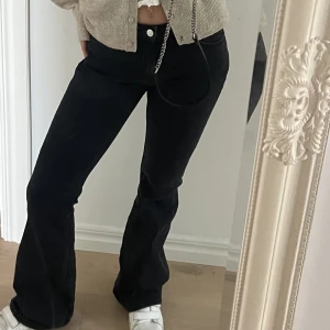 Svarta bootcut jeans  - Säljer dessa svarta bootcut jeans från Weekday. Som nya! Storlek 26, passar mig som vanligtvis är en S💕