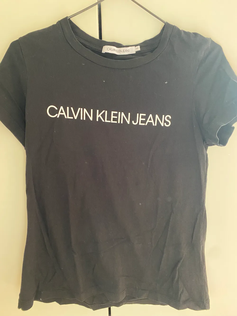 Säljer en Calvin Klein t-shirt i nyskick. Endast använd vid ett fåtal tillfällen. Säljer då jag inte använt den på länge. Pris: 20kr storlek: M.. T-shirts.