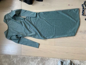 Glittrig klänning, knyt i ryggen - Snygg oanvänd klänning från bubbleroom, skulle säga att denna passar en större XS/S.