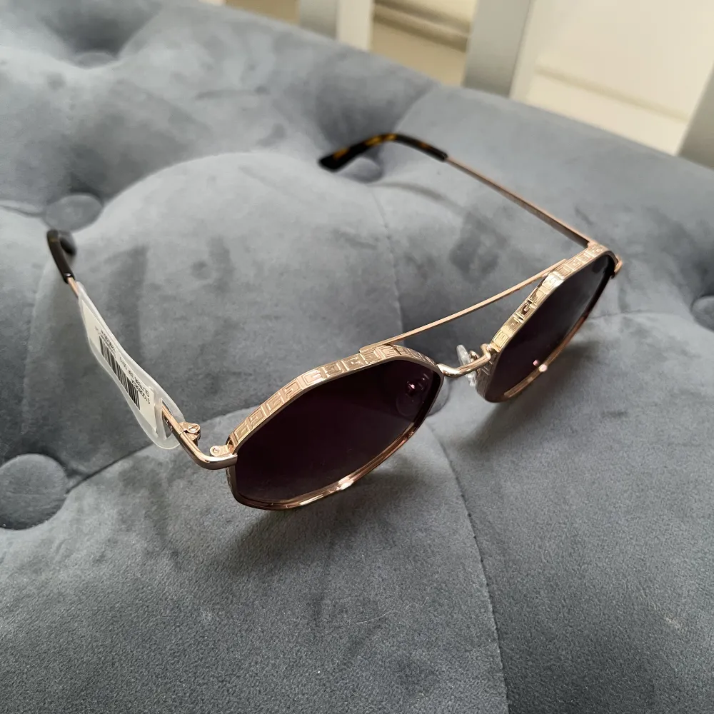 Helt nya glasögon från guess. Nypris 1250 säljer för 750kr, pris kan diskuteras. Finns andra solglasögon i min profil. Accessoarer.