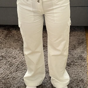 Vita Low waist cargopants  - Säljer mina vita cargopants från Nelly i storlek 38. Har använts väldigt sällan och är i nyskick💕