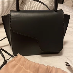 ATP väska  - Säljer min ATP atelier väska då jag tröttnat på den. I ett väldigt välbevarat skick kvitto,dustbag och äktehetsbevis finns