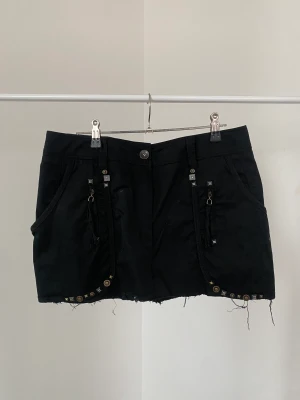 Mini kjol  - Cool minikjol med nitar 🤍 passar S-M