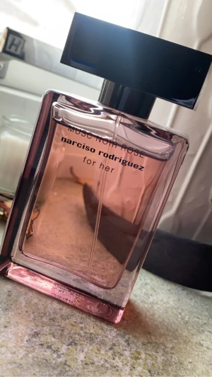Narciso Rodriguez Musc Noir Rose - Säljer nu min underbara parfym då jag har hittt en annan. Denna virala parfymen har noter av bergamott, tuberos och mysk. Detta är en 50ml flaska som inte har blivit super använd, därför säljer jag den för 700kr och nypris är 1170kr