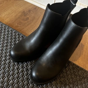 Klackskor - Oanvända  Mycket fint skick Nypris 350kr