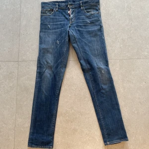 Dsquared2 jeans - Snygga d2 jeans. Storlek 48. Anvönda varsamt. Inget slitage eller liknande på byxorna. Säljer för dom ej passar mig.