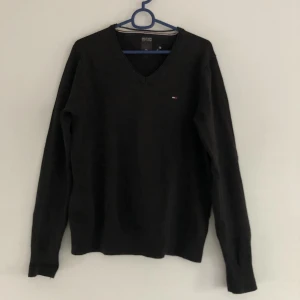 Svart Tommy Hilfiger tröja - Svart tröja från Tommy Hilfiger i använt skick, något urtvättad men annars inga defekter. Rak passform, true to size 