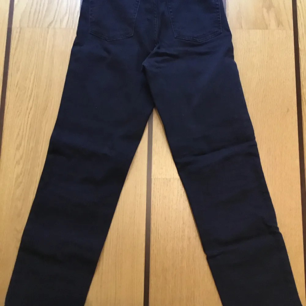 Svarta jeans från NA-KD. Hög midja och raka ben. Midja: ca 32x2 cm Höft: ca 41x2 cm Innerben: ca 69 cm Midjehöjd: ca 29 cm. 99% bomull 1% elastane ( stretch). Använda ett fåtal gånger och är i mycket bra skick.. Jeans & Byxor.