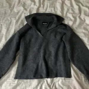 Säljer denna trendiga mörkgrå stickade tröja. Fin kvalitet och sparsamt använd❤️🤍
