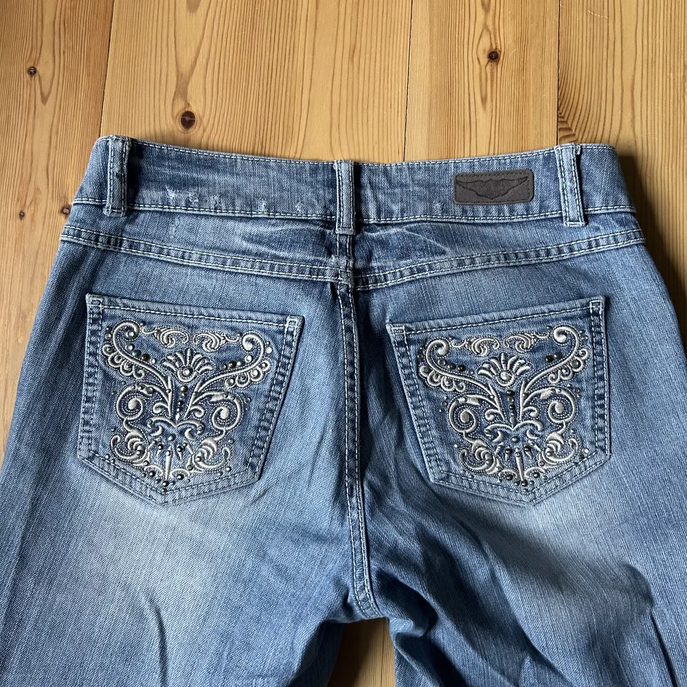 (Flera intresserade, är du säker på att du vill köpa så tryck på ”köp nu”❤️)🙏🏼Ljusblå jeans med bootcut och coola detaljer på fickorna💕 skulle säga att de passar 36-38 😊. Jeans & Byxor.