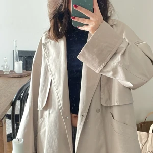 Kort trenchcoat  - Säljer vårens finaste korta trenchcoat. Köpt på MQ för några år sedan och är från märket STOCKHLM. Tycker den förtjänar en ny ägare som kommer använda den nu i vår ❤️‍🔥 Skicket är superfint och den är sparsamt använd. Är i storlek M, jag har vanligtvis XXS