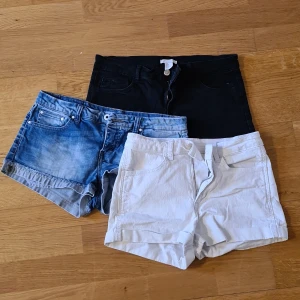 3par Shorts i bra skick 100kr - Endast paketpris 100kr för samtliga shorts. Vita och svarta st 36 och blå w27