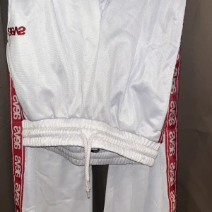 Vita Svea-trackpants ❤️🤍❤️🤍 - Superfina trackpants från Svea med logga på framsida samt sidorna. Sitter superbra och är sköna men aldrig kommit till användning. Normal passform i väldigt stretchigt material🤍
