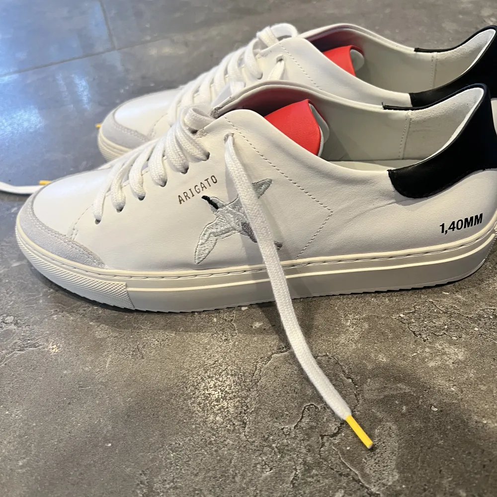 Säljer mina helt oanvända limited edition Axel Arigato sneakers. Dessa såldes aldrig i vanliga sortimentet och går därför inte att köpa längre. Aldrig använda! Modellen är ”Clean 90 Triple Bird Sneaker”.  Ny Arigato påse ingår!. Skor.