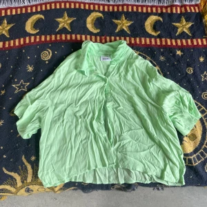 Grön skjorta  - En kortärmad tunn skjorta som inte har kommit till användning. Om det önskas fler bilder kan du kontakta mig privat. Jag kan stryka skjortan innan den postas till sin nya ägare🥰