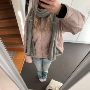 Mango jacka - Säljer den här populära slutsålda jackan från mango. Strl M men passar Xs och S också. I nyskick💗priset kan eventuellt diskuteras vid snabb affär