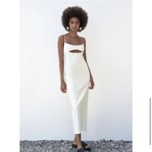 Helt ny Zara klänning  - Helt ny och aldrig använd klänning i linne material. Med slits baktill